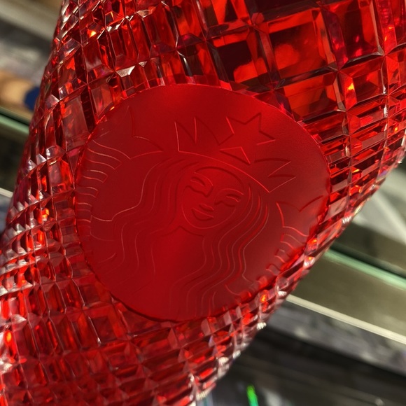 New Starbucks grande cup red - Picture 2 of 3